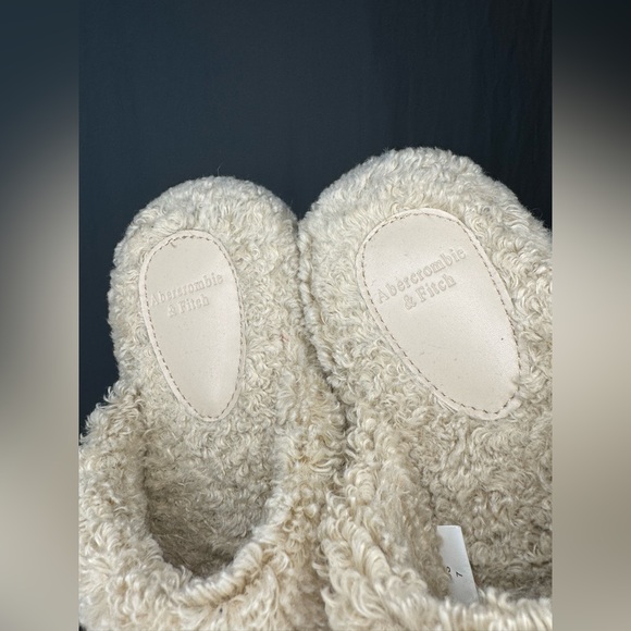 Abercrombie & Fitch Sherpa Slippers - Picture 5 of 11